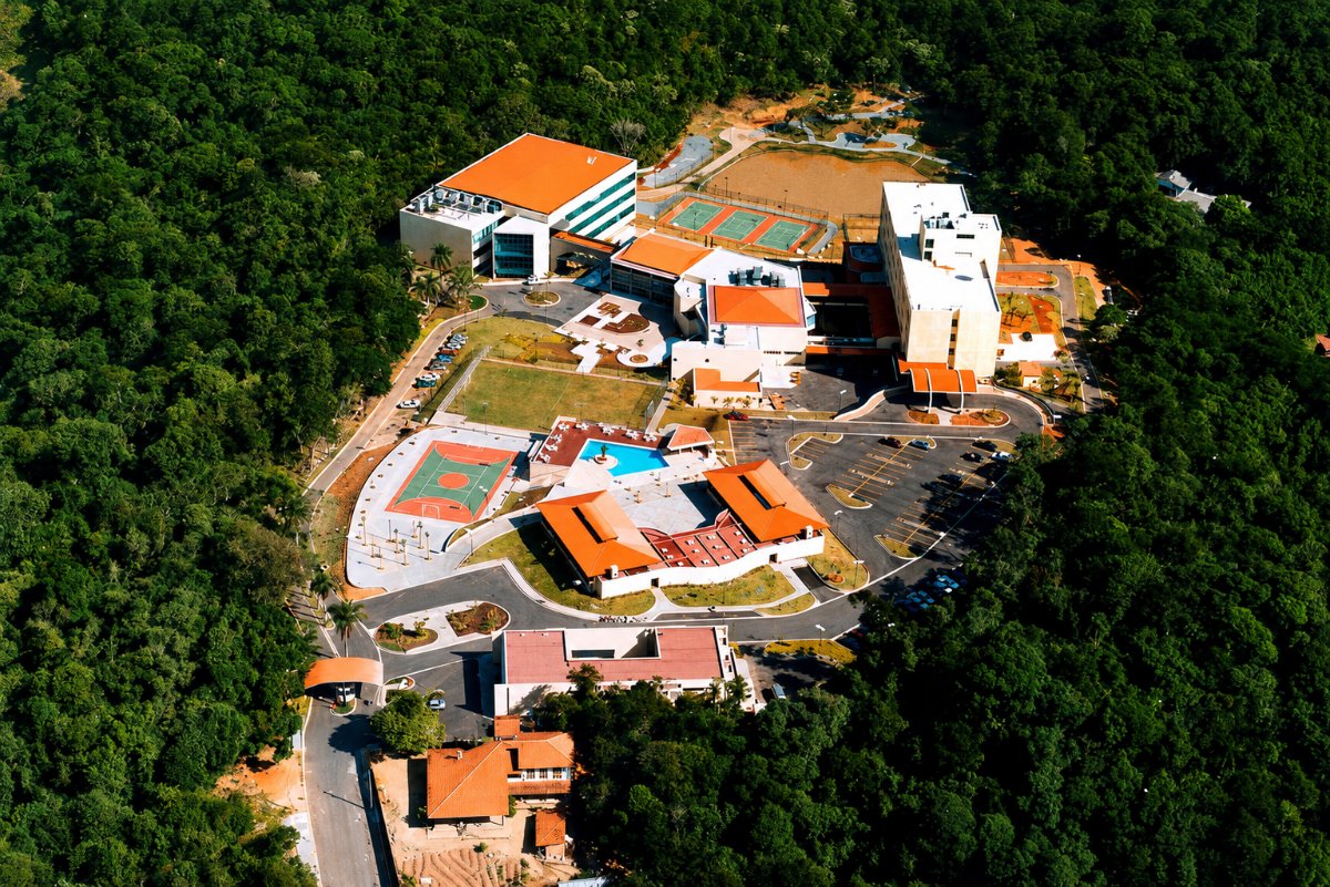 Vista aérea do Almenat Embu das Artes, cercado por Mata Atlântica